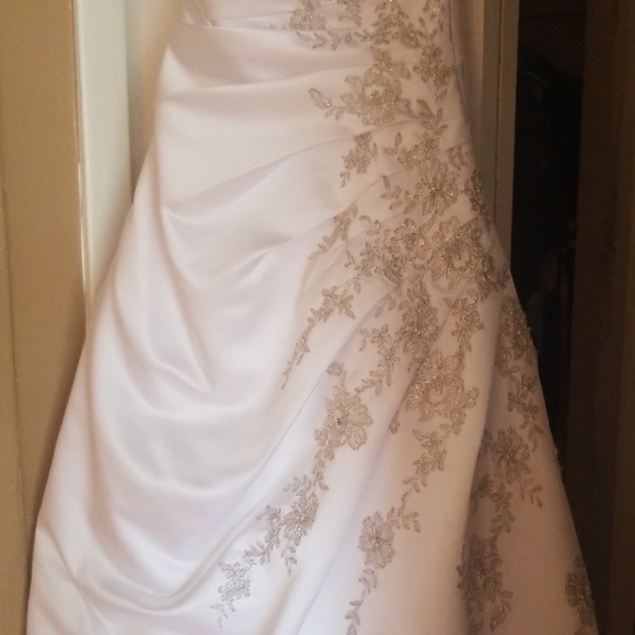 A line wearing dress - Picture 4 of 8